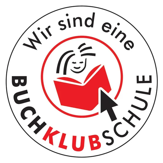 Logo für Buchklubschule mit einem Kind, das ein Buch liest, und einem Pfeil nach unten. Der Text lautet 'Wir sind eine Buchklubschule'.