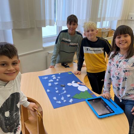 Bild enthält, Table, Boy, Child, Male, Person, Adult, Female, Woman, Student, Face