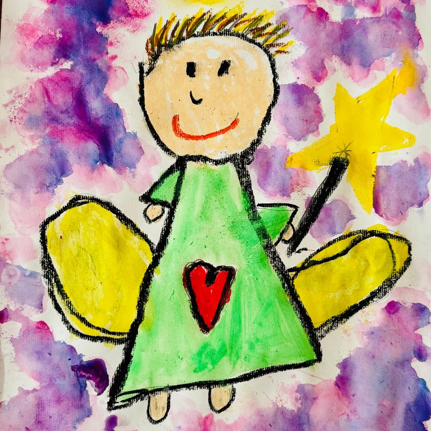 Eine handgezeichnete Illustration eines fröhlichen Engels mit gelben Flügeln und einem grünen Kleid, das einen Sternenstab hält. Der Engel hat ein Herz auf der Brust und ein lächelndes Gesicht. Der Hintergrund ist farbenfroh mit Lila- und Rosatönen.