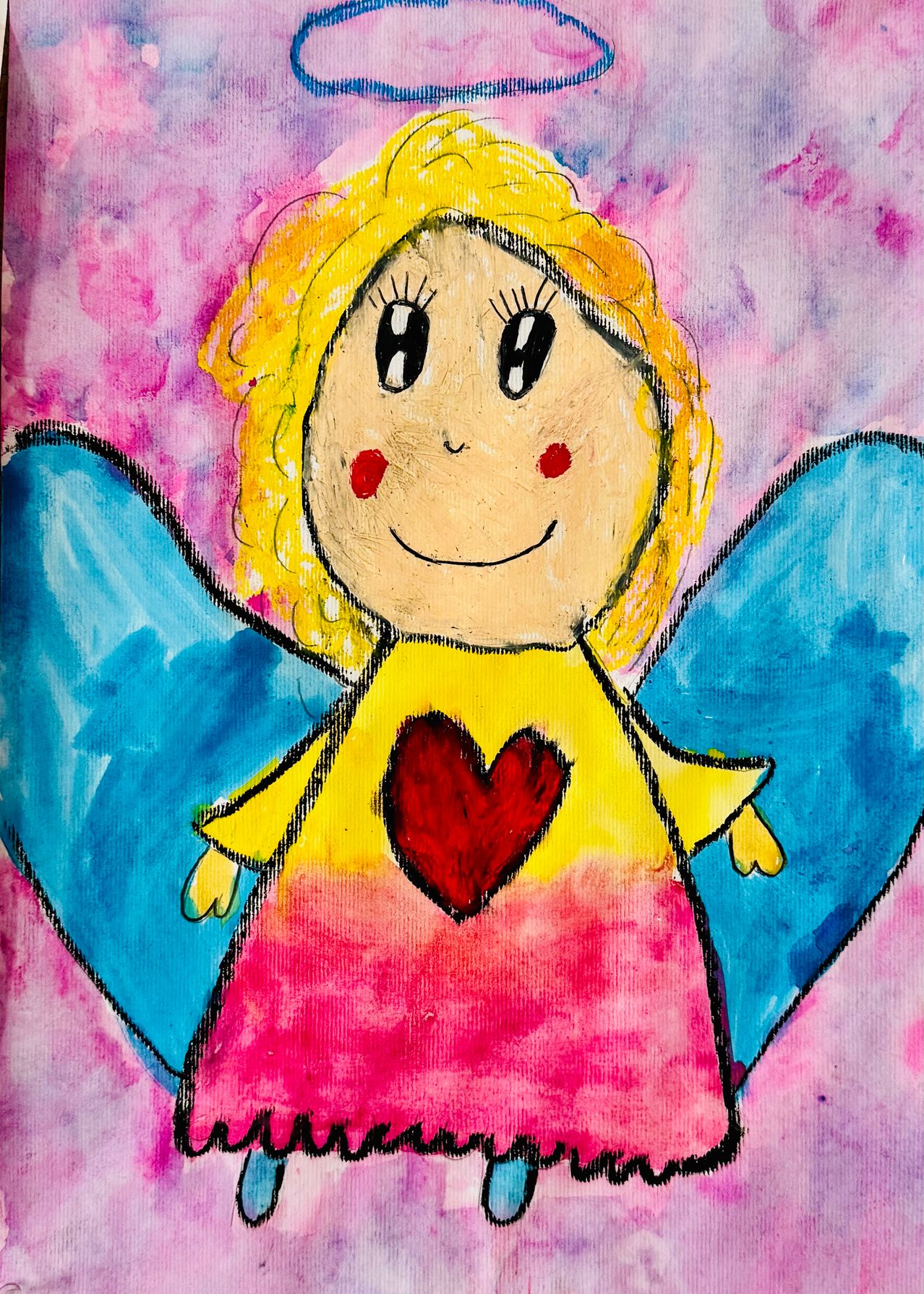 Ein fröhlicher gemalter Engel mit blonden Haaren, blauen Flügeln und einem roten Herzen auf seinem gelben Kleid. Der Engel lächelt mit roten Wangen. Der Hintergrund ist ein Farbverlauf von Pink und Lila.