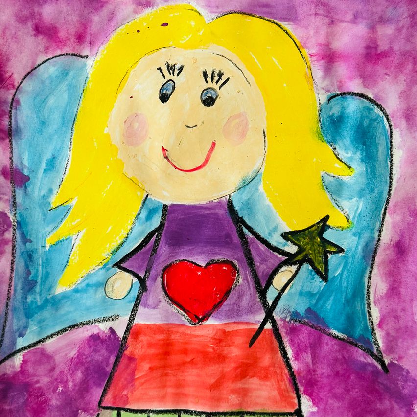 Eine farbenfrohe Malerei eines fröhlichen Engels mit blonden Haaren, blauen Augen und einem roten Herzen auf der Brust. Sie trägt ein rotes Kleid, blaue Flügel und hält einen grünen Sternenstab. Der Hintergrund ist lila und pink.