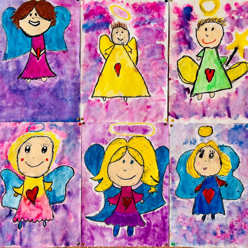 Eine Collage aus sechs Gemälden von Engeln mit verschieden farbigen Flügeln und Heiligenscheinen. Jeder Engel hat ein Herz auf der Brust. Die Farben der Engel sind pink, gelb, grün, blau und orange. Die Hintergründe sind in Lila und Pink gemalt.
