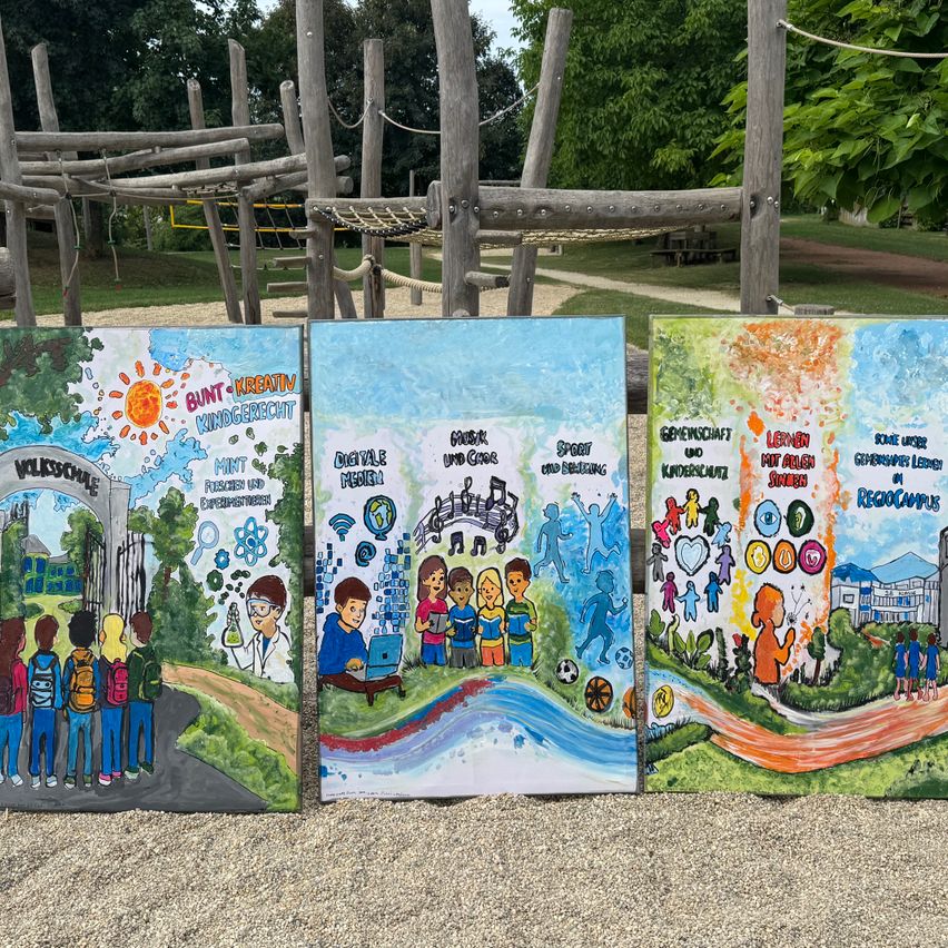 Vier Gemälde im Spielplatz ausgestellt, jedes zeigt verschiedene Themen wie Bildung, Technologie, Sport und Gesellschaft. Die Gemälde zeigen Kinder, eine Sonne, digitale Symbole und eine Stadtlandschaft.