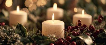 Ein Plakat zur Adventkranzsegnung. Es zeigt fünf Kerzen, umgeben von Stechpalmen und Beeren. Die Veranstaltung findet in der Pfarrkirche St. Ruprecht/Raab am Samstag, 29. November um 18 Uhr statt.