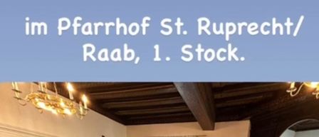 Eine Versammlung in einer Kirche mit einem Kronleuchter. Ein Schild steht 'Sonntag, 1.2., 9 Uhr'. Im Pfarrhof St. Rupert/Raab, 1. Stock.