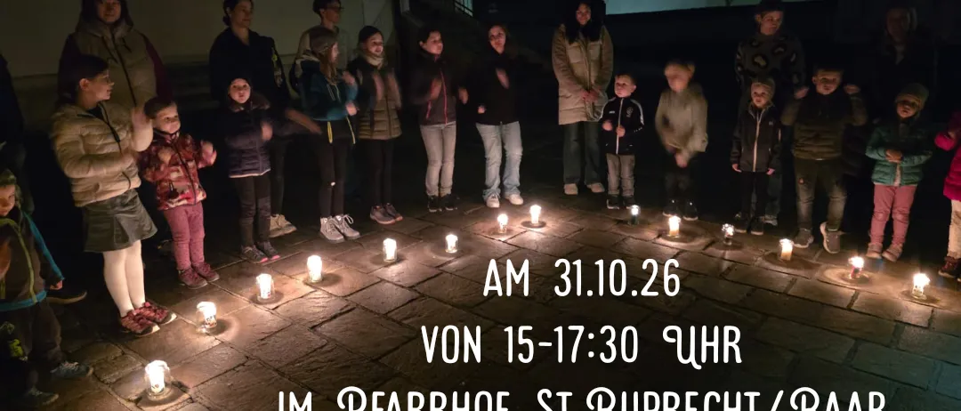 Eine Gruppe von Menschen, einschließlich Kindern, versammelt sich in einem Kreis um brennende Kerzen auf einem Kopfsteinpflaster. Die Veranstaltung mit dem Titel 'Allerheiligen erleben' ist für den 31. Oktober 2026 von 15 bis 17:30 Uhr geplant.