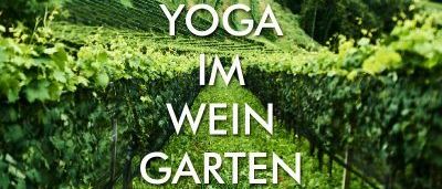 Ein Weinberg mit grünen Pflanzen und Bäumen. Die Worte 'Yoga im Wein Garten' sind in Weiß auf grünem Hintergrund geschrieben. Ein weißes Logo mit Kreisen befindet sich über den Worten.