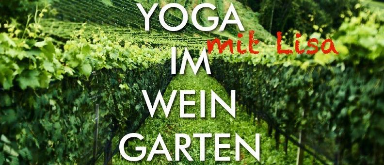 Ein Bild eines Weinbergs mit dem Text 'YOGA mit Lisa IM WEIN GARTEN' in großen Buchstaben. Der Weinberg ist von grünen Hügeln und Bäumen umgeben.