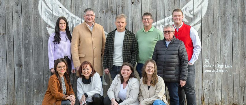 Bild enthält, People, Person, Groupshot, Coat, Pants, Adult, Female, Woman, Male, Man