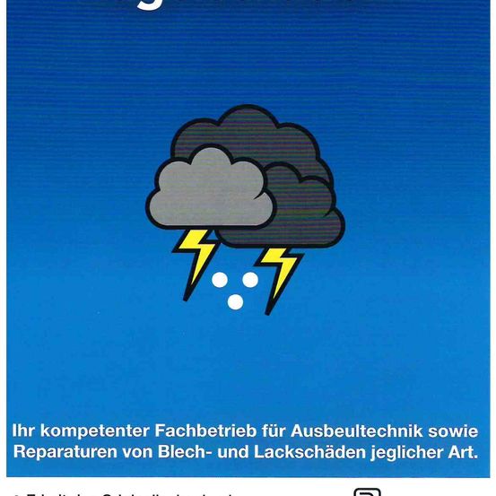 Ein Poster zeigt einen Wolkenhimmel mit Blitzen, vor blauem Hintergrund. Der Text lautet: Ihr kompetenter Fachbetrieb für Ausbautechnik sowie Reparaturen von Blech- und Lackschäden jeglicher Art.