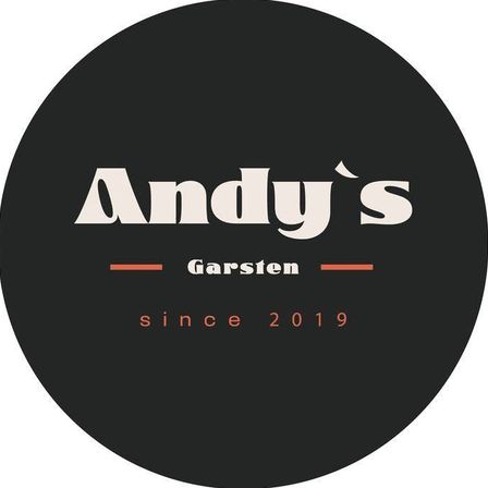 Rundes Logo für Andy's Gasteien, gegründet seit 2019. Das Logo zeigt den Namen 'Andy's' in Weiß auf schwarzem Hintergrund. Darunter steht in kleinerem Schriftgrad 'Garsteien seit 2019.'