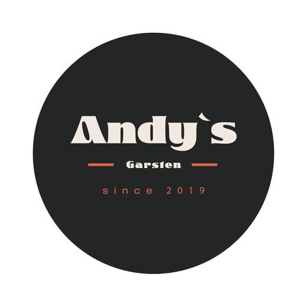 Schwarzes kreisförmiges Logo mit weissem Text, der Andy's Garstien, ein Restaurant seit 2019, zeigt.