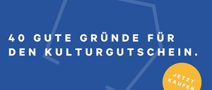 Blauer Hintergrund mit weißem Text, der '40 gute Gründe für den KulturGutschein' lautet. Darunter ein gelber Kreis mit 'Jetzt kaufen' in Weiß.