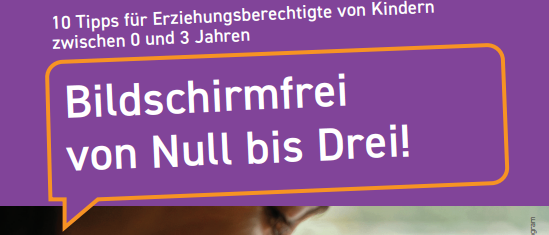 Eine Frau hält ein Baby, das sie ansieht. Eine Sprechblase sagt 'Bildschirmfrei von Null bis Drei!' Das Bild wird gesponsert vom Bundesministerium für Arbeit und Soziales.