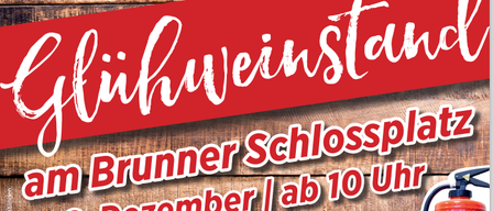 Ein rotes Poster auf einem hölzernen Hintergrund kündigt eine Gleichweinstand-Veranstaltung am Brunner Schlossplatz am 6. Dezember ab 10 Uhr an. Ein oranger Feuerlöscher ist rechts abgebildet.