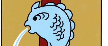 Eine Illustration zeigt einen blauen Fisch in Form einer Fontäne, der Wasser nach oben sprüht. Der Hintergrund ist golden, und das Wasser ist blau.