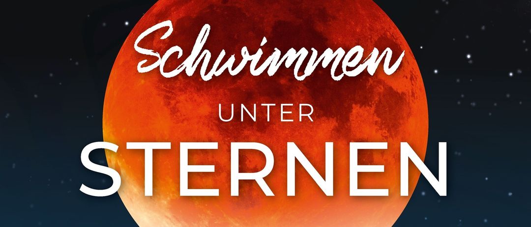 Plakat für eine mondbeschienene Veranstaltung namens Schwimmen unter Sternen am 1. August. Der Eintritt beginnt um 18:30 Uhr mit Live-Musik um 19:00 Uhr. Ort: Long Way Home, Kellerassel.