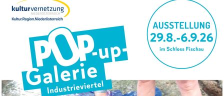 Ein Werbeplakat für eine Pop-up-Galerie-Veranstaltung mit einer Person in blauen Wasserschuhen, die in flachem Wasser mit einem blauen Tuch steht. Die Veranstaltung ist vom 29. August bis 6. September 2026 geplant.