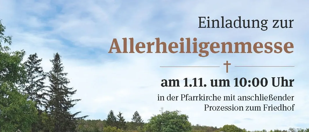 Ein Friedhof mit einem Gedenkstein, einer Bank und einer kleinen Blumenarrangement. Der Gedenkstein hat eine Plakette und ein Kreuz oben. Der Text auf dem Gedenkstein lautet 'Einladung Allerheiligen'. Es gibt einen Rasenbereich mit einem Baum in der Mitte.