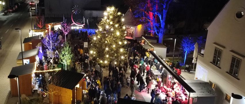 Bild enthält, Lighting, Urban, Christmas, Christmas Decorations, Festival, Person, Christmas Tree, Building, Night Life, City