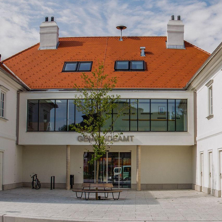 Bild enthält, City, Building, Housing, House, Villa, Condo, Car, Neighborhood, Urban, Wheel