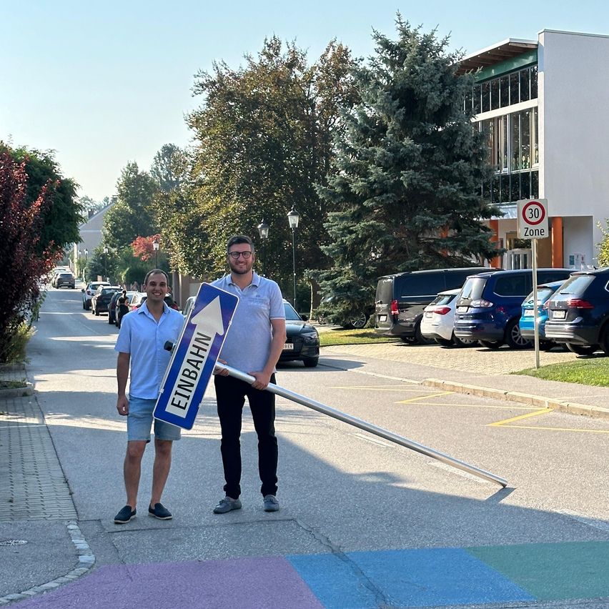 Bild enthält, Person, Walking, Adult, Male, Man, Car, Shorts, Path, City, Road