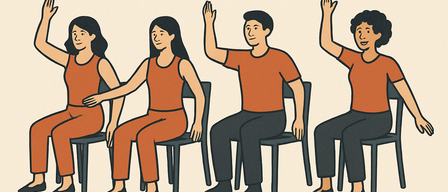 Vier Personen in orangefarbenen Shirts und Hosen sitzen auf Stühlen mit erhobenen Händen. Die Frauen haben ihre Hände über den Köpfen erhoben, während die Männer ihre Hände vor der Brust haben. Die Stühle sind schwarz.