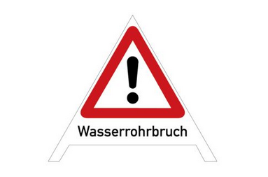 Ein Dreieck-Warnschild mit rotem Rand, einem schwarzen Ausrufezeichen und dem Text 'Wasserrohrbruch' am unteren Rand. Das Schild steht auf weißem Hintergrund.