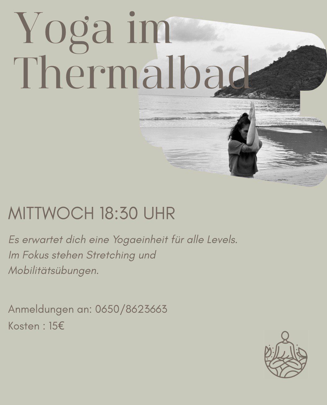Eine Frau praktiziert Yoga am Strand um 18:30 Uhr am Mittwoch. Der Kurs ist für alle Niveaus und konzentriert sich auf Dehnung und Mobilitätsübungen. Anmeldung unter 0650/8623663, Kosten 15€.