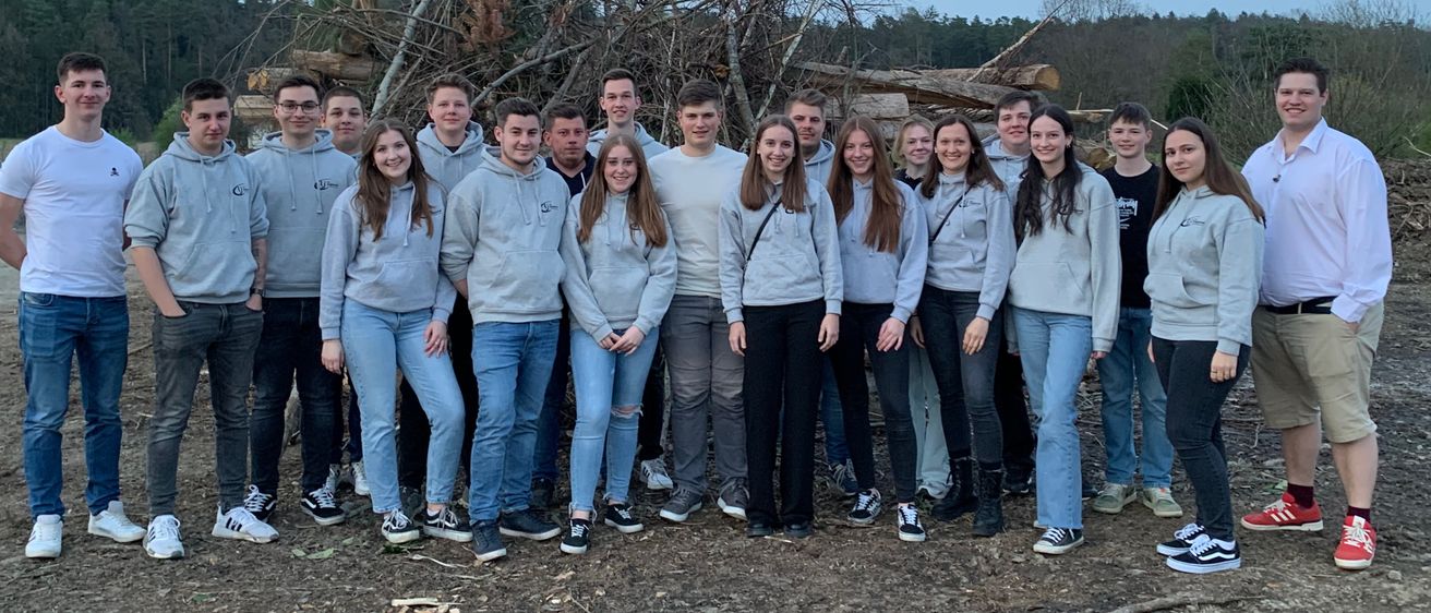 Bild enthält, Clothing, Pants, Jeans, Groupshot, Person, People, Shoe, Outdoors, Shorts, Nature