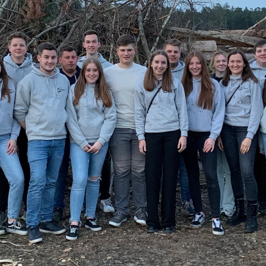 Bild enthält, Clothing, Pants, Jeans, Groupshot, Person, People, Shoe, Outdoors, Shorts, Nature