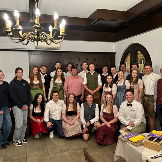Bild enthält, People, Person, Chandelier, Groupshot, Adult, Male, Man, Jeans, Bride, Woman