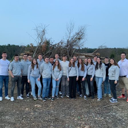 Bild enthält, Clothing, Pants, Jeans, Groupshot, Person, People, Shoe, Outdoors, Shorts, Nature