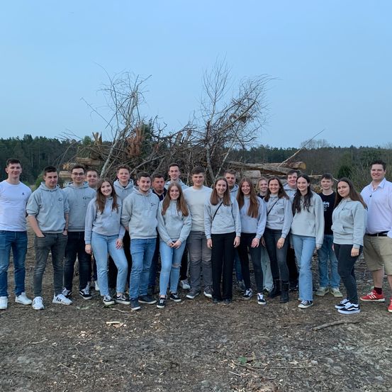 Bild enthält, Clothing, Pants, Jeans, Groupshot, Person, People, Shoe, Outdoors, Shorts, Nature