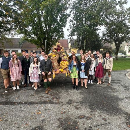 Bild enthält, Grass, Park, Tree, People, Suit, Coat, Shelter, Vegetation, College, Portrait