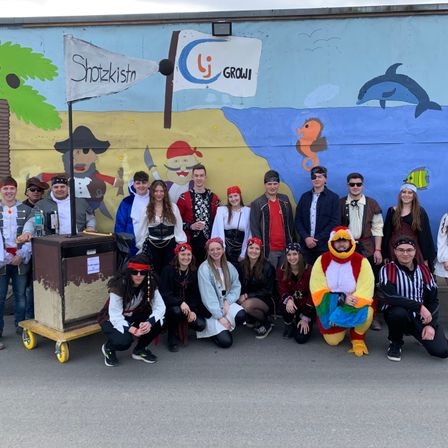 Bild enthält, People, Person, Pants, Boy, Male, Teen, Shoe, Groupshot, Jeans, Man