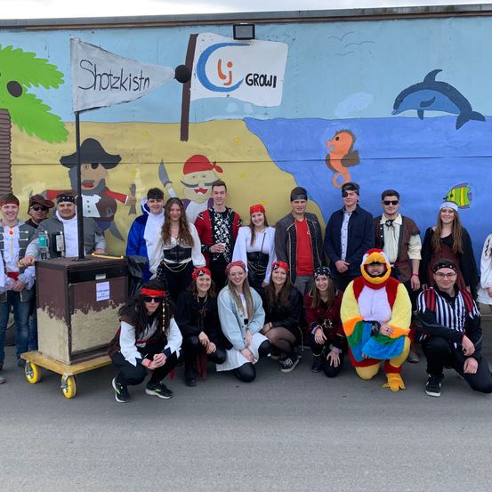Bild enthält, People, Person, Pants, Boy, Male, Teen, Shoe, Groupshot, Jeans, Man
