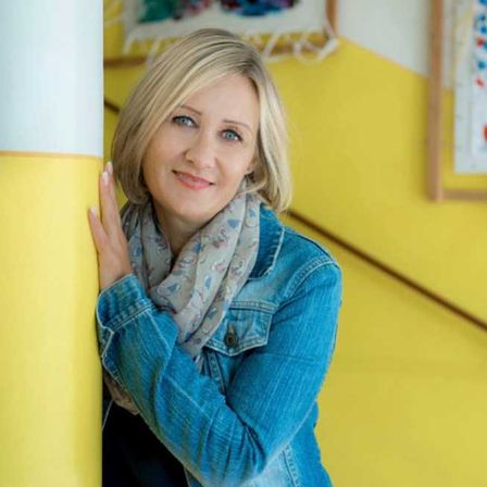 Bild enthält, Blonde, Hair, Person, Face, Head, Smile, Scarf, Adult, Female, Woman