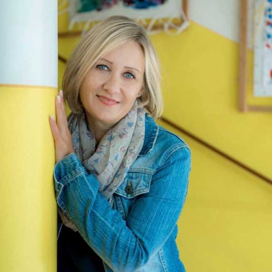 Bild enthält, Blonde, Hair, Person, Face, Head, Smile, Scarf, Adult, Female, Woman