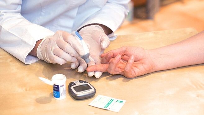 Bild enthält, Body Part, Hand, Person, Baby, Electronics, Mobile Phone, Phone, Finger