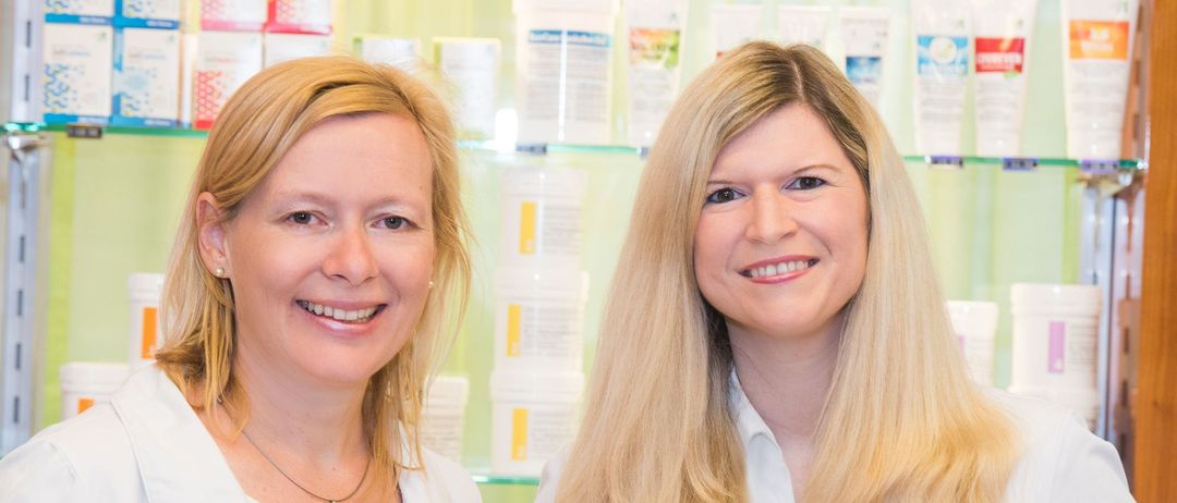 Bild enthält, Blonde, Person, Pharmacy, Shop, Adult, Female, Woman, Face, Jewelry, Necklace