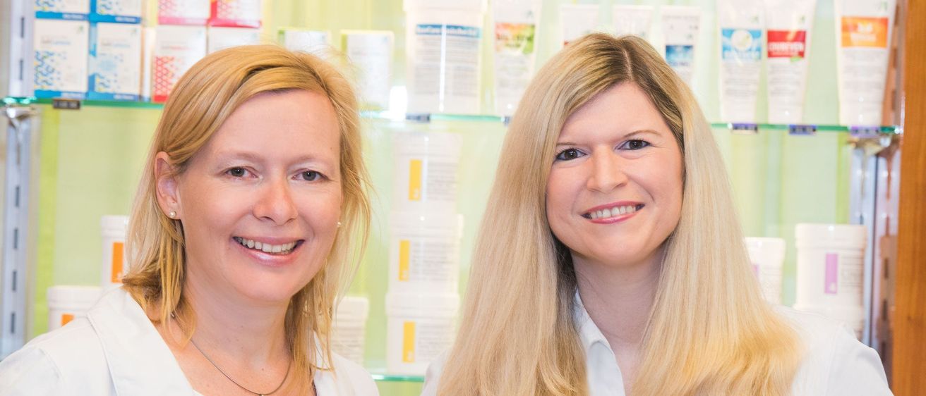 Bild enthält, Blonde, Person, Pharmacy, Shop, Adult, Female, Woman, Face, Jewelry, Necklace