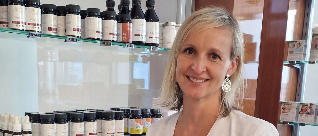 Bild enthält, Shelf, Adult, Female, Person, Woman, Shop, Face, Head