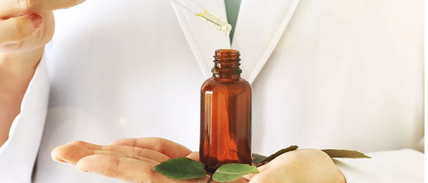 Bild enthält, Device, Screwdriver, Tool, Bottle, Cosmetics, Perfume