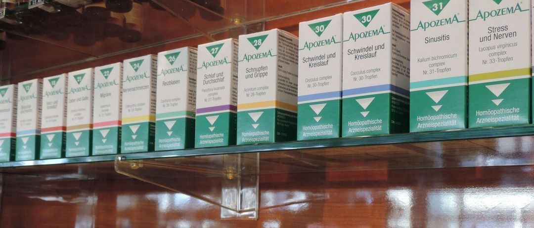 Bild enthält, Herbal, Herbs, Plant, Advertisement, Book, Publication, Shop, Indoors, Food, Poster