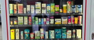 Bild enthält, Kiosk, Machine, Vending Machine, Car, Transportation, Vehicle, Wheel