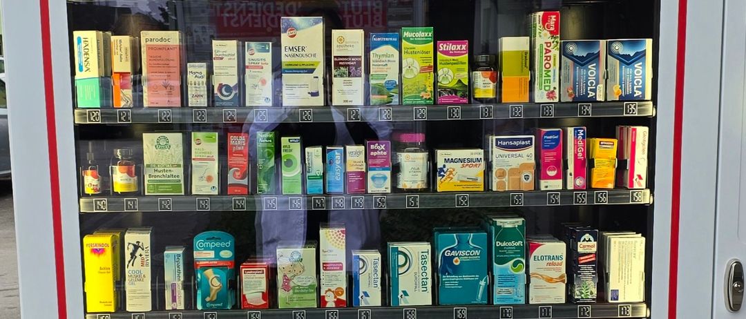 Bild enthält, Kiosk, Machine, Vending Machine, Car, Transportation, Vehicle, Wheel