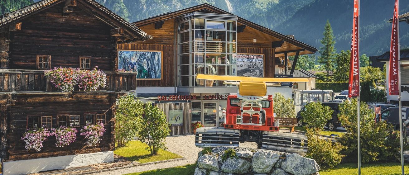 Bild enthält, Nature, Outdoors, Scenery, Mountain Range, Peak, Car, Housing, Fir, Tree, Countryside