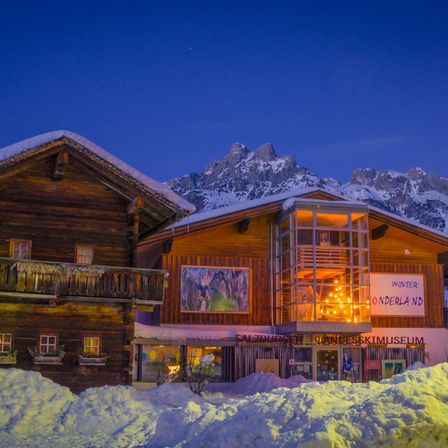 Bild enthält, Building, Outdoors, Shelter, Housing, House, Cabin, Nature, Hut, Person, Resort