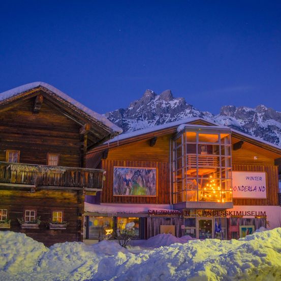 Bild enthält, Building, Outdoors, Shelter, Housing, House, Cabin, Nature, Hut, Person, Resort